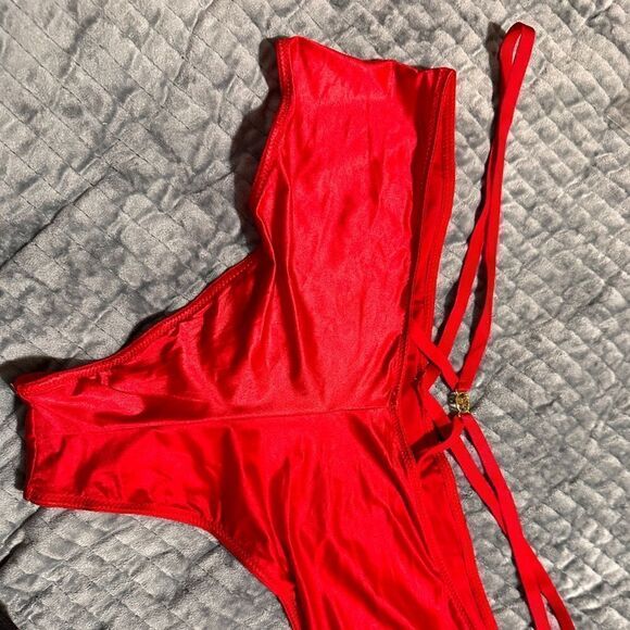 Victoria's Secret VERY SEXY
So Obsessed Strappy Cheeky Panty Medium Lips… - Picture 8 of 15